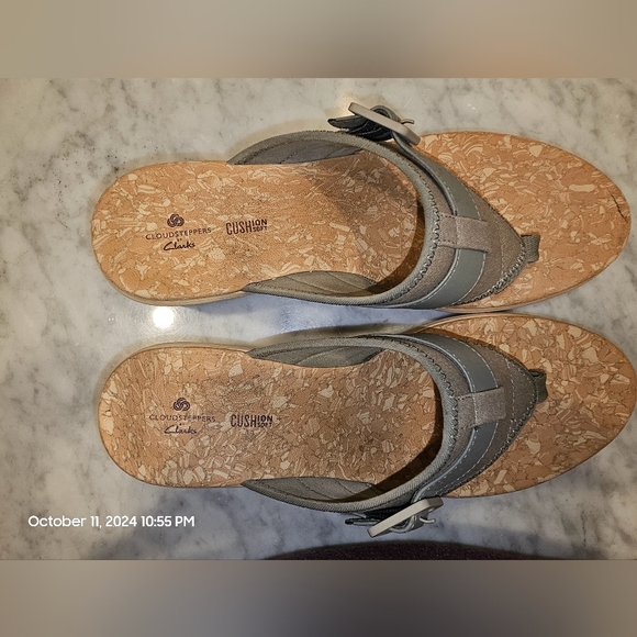 Clark's Cloudstepper Sage Green Thong Sandals - Picture 2 of 10